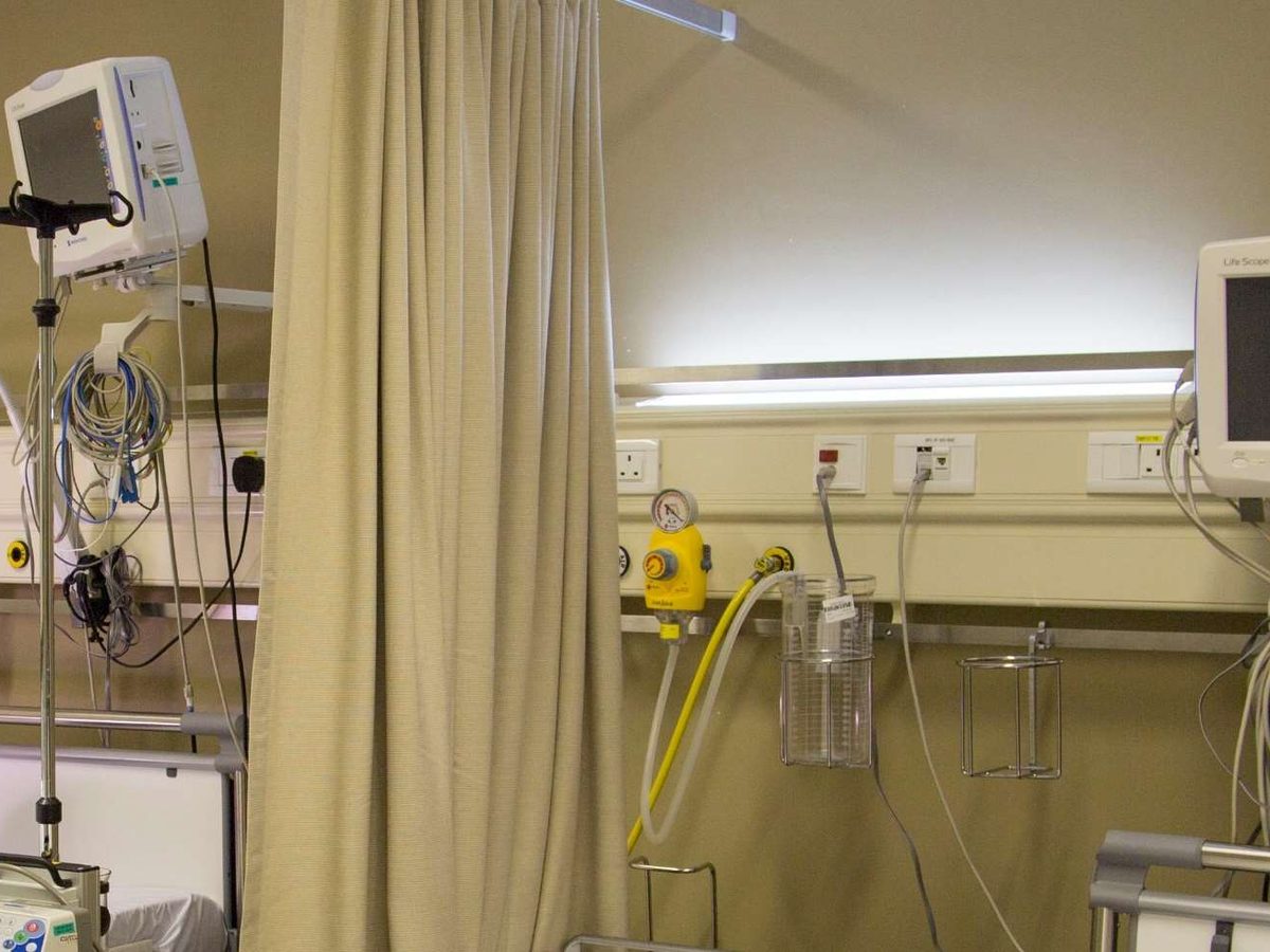 ICU bed head unit with patient monitoring